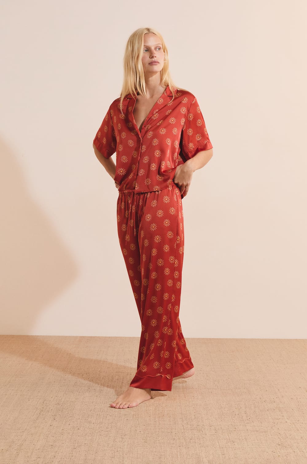 Pantalon de pyjama &agrave; motifs fleurs satin&eacute;;${refinementColor}