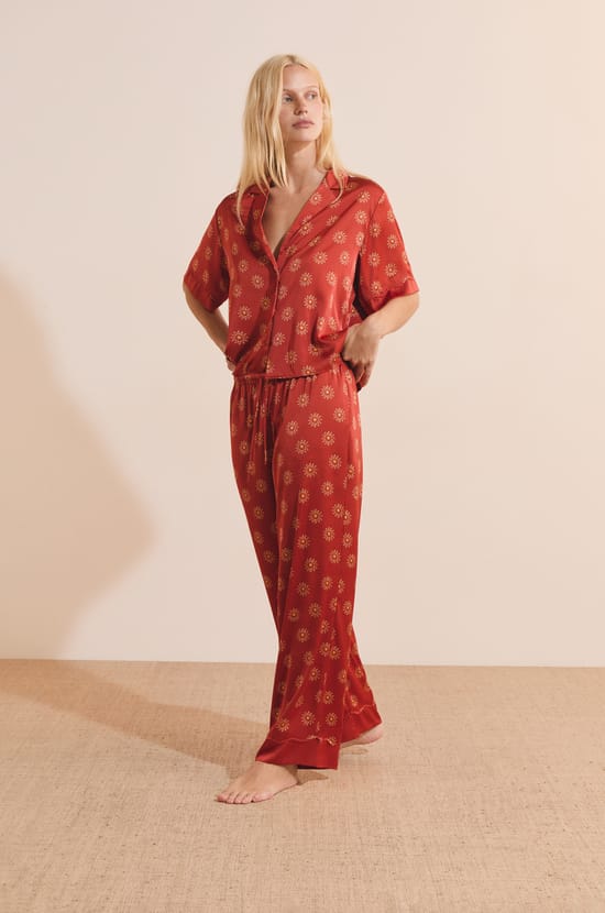 Pantalon de pyjama &agrave; motifs fleurs satin&eacute;;${refinementColor}