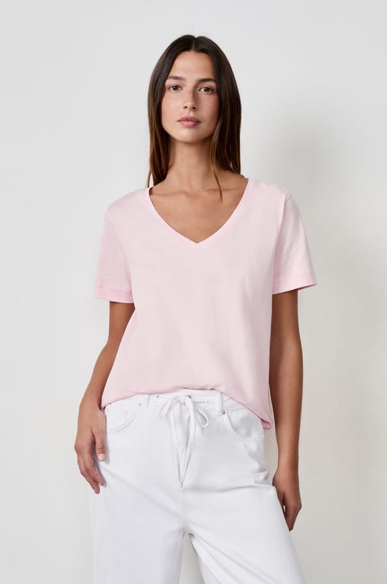 T-shirt col V manches courtes en coton;${refinementColor}