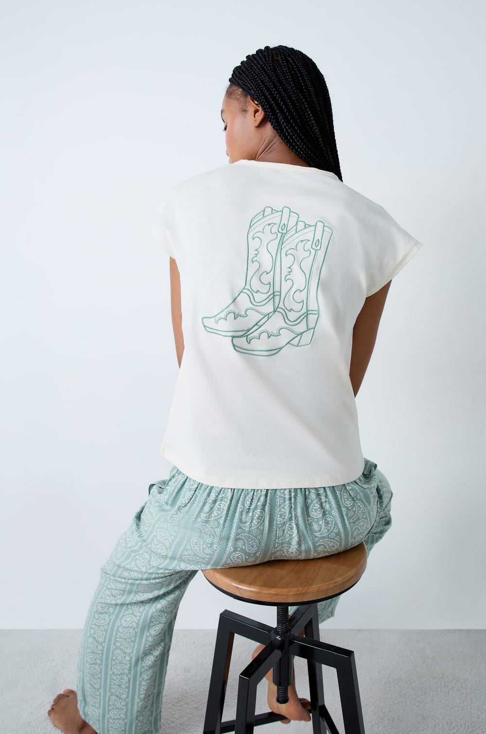 Kurzarm-T-Shirt aus Baumwolle mit Cowboystiefel-Motiv auf dem Rücken;${refinementColor}