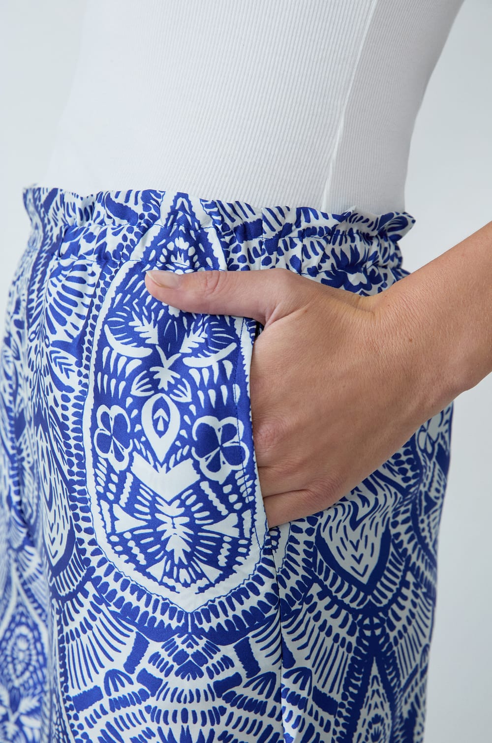 Printed satin pyjama trousers;${refinementColor}