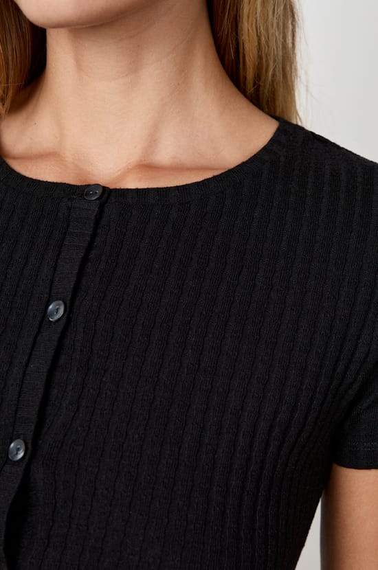 Short-sleeved buttoned T-shirt;${refinementColor}