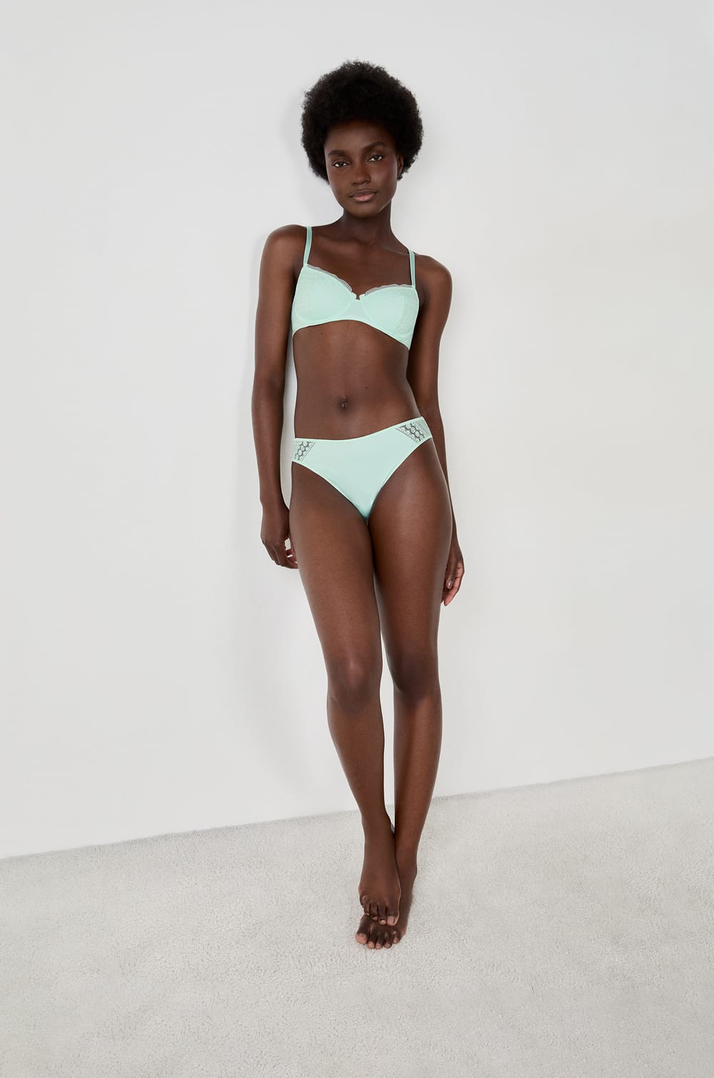 Braguitas de encaje;${refinementColor}