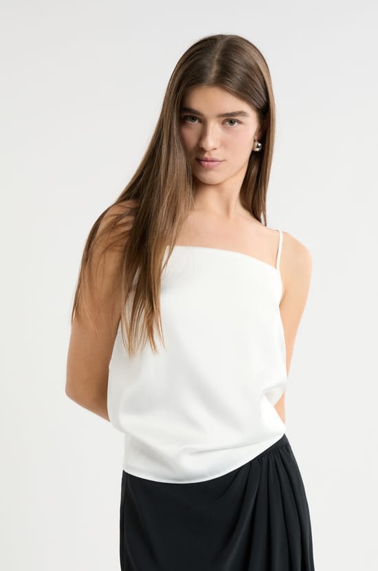 Caraco satiné à fines bretelles;${refinementColor}