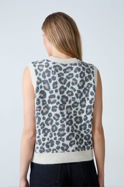 Sleeveless leopard print sweater;${refinementColor}