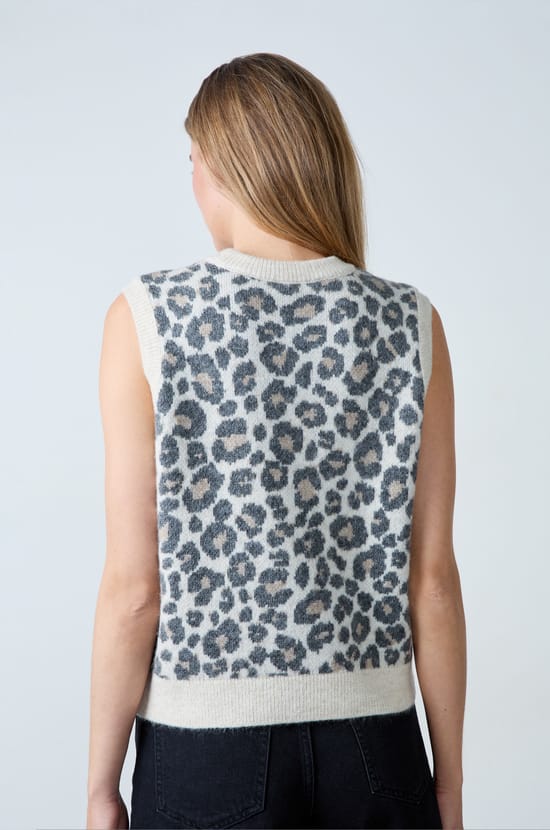 Sleeveless leopard print sweater;${refinementColor}