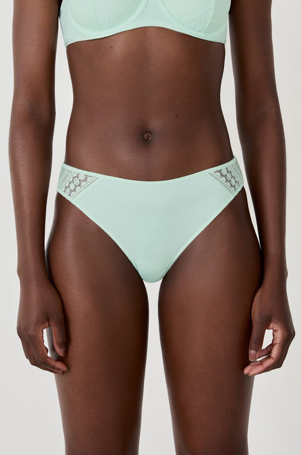 Braguitas de encaje;${refinementColor}