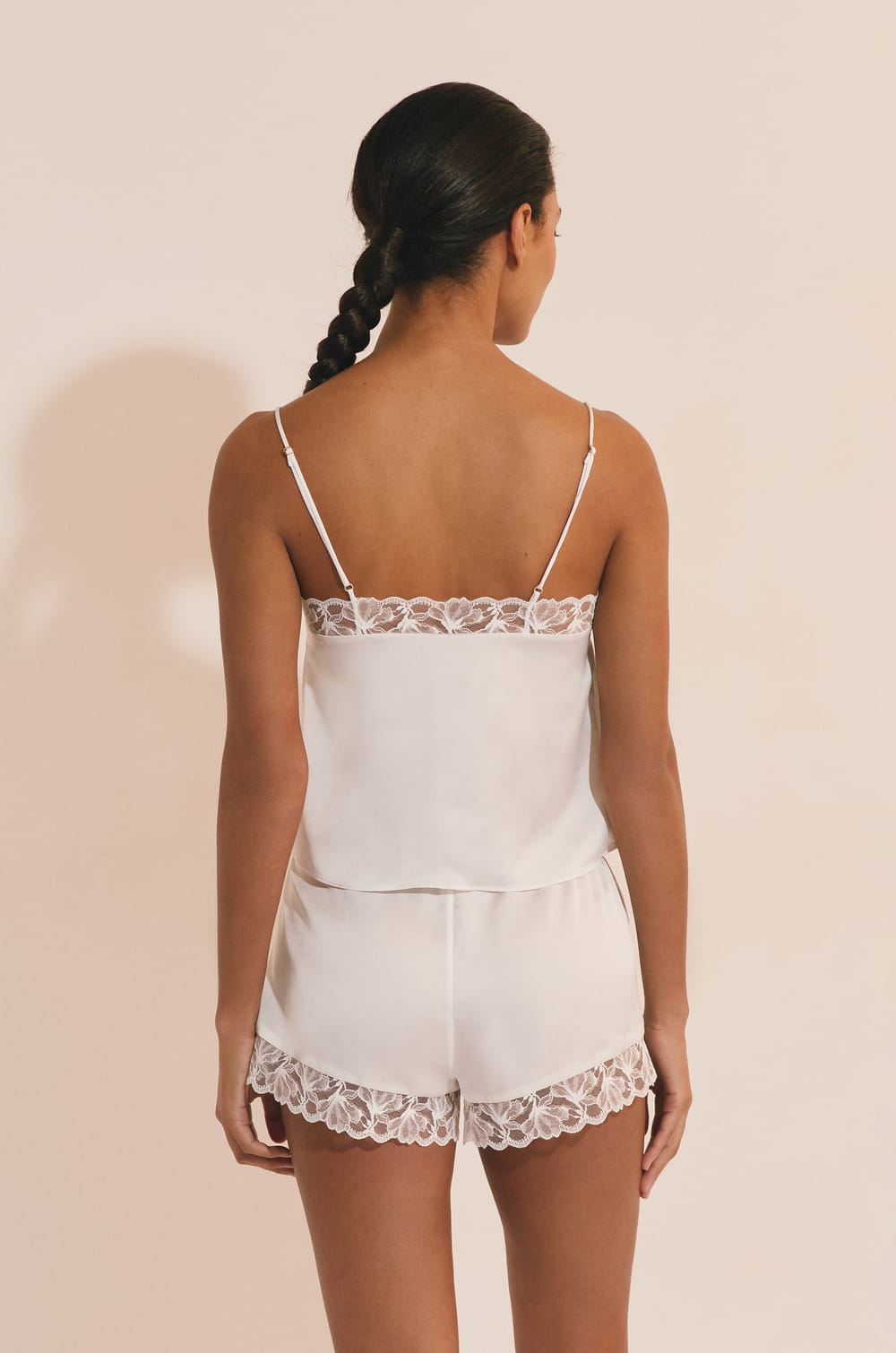 Caraco de pyjama satin&eacute; avec d&eacute;tail en dentelle;${refinementColor}