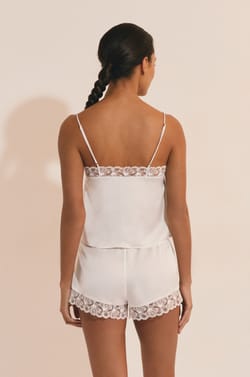 Caraco de pyjama satin&eacute; avec d&eacute;tail en dentelle;${refinementColor}