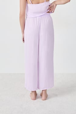 Satinierte 7/8 Hose mit weitem Schnitt;${refinementColor}
