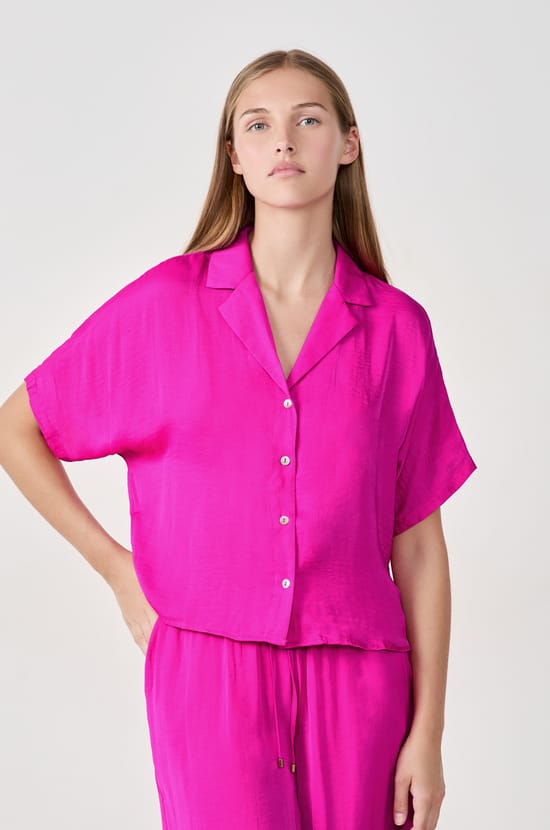Camisa satinada de manga corta;${refinementColor}