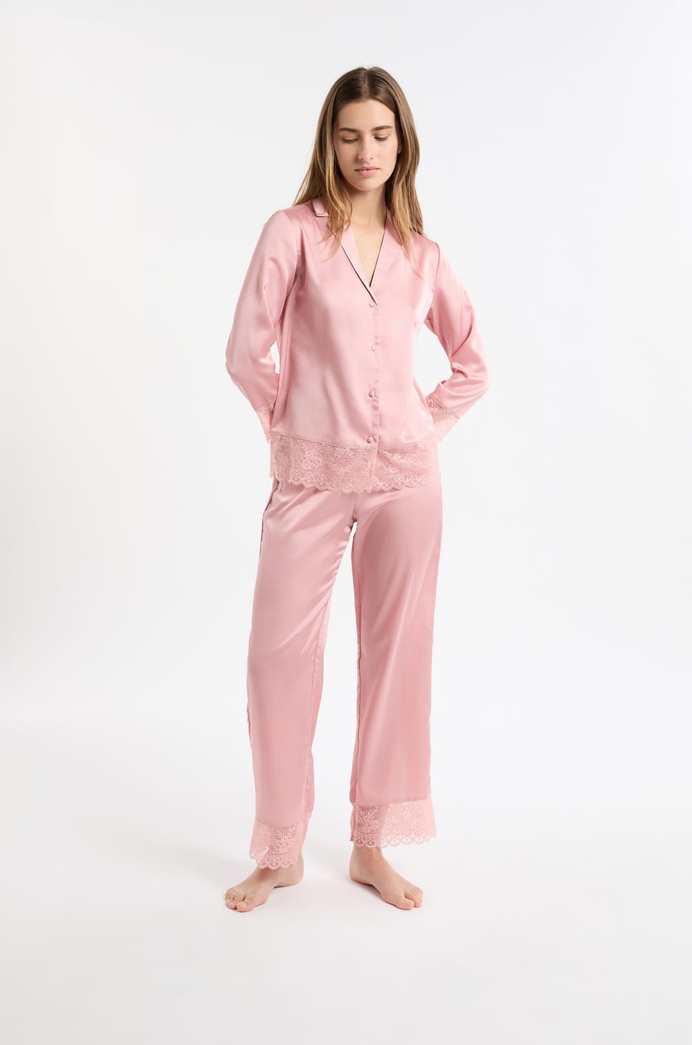 Pantalon de pyjama satin&eacute; avec d&eacute;tails dentelle;${refinementColor}
