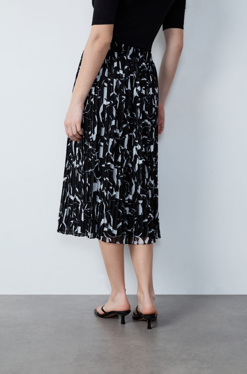 Long pleated patterned skirt;${refinementColor}