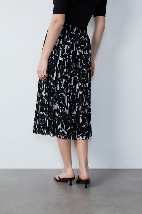 Long pleated patterned skirt;${refinementColor}