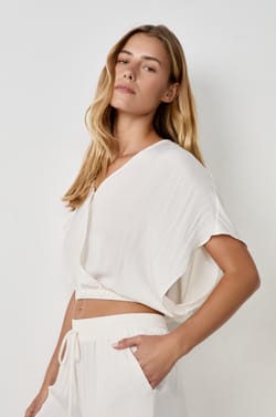 Top de sat&eacute;n de manga corta;${refinementColor}