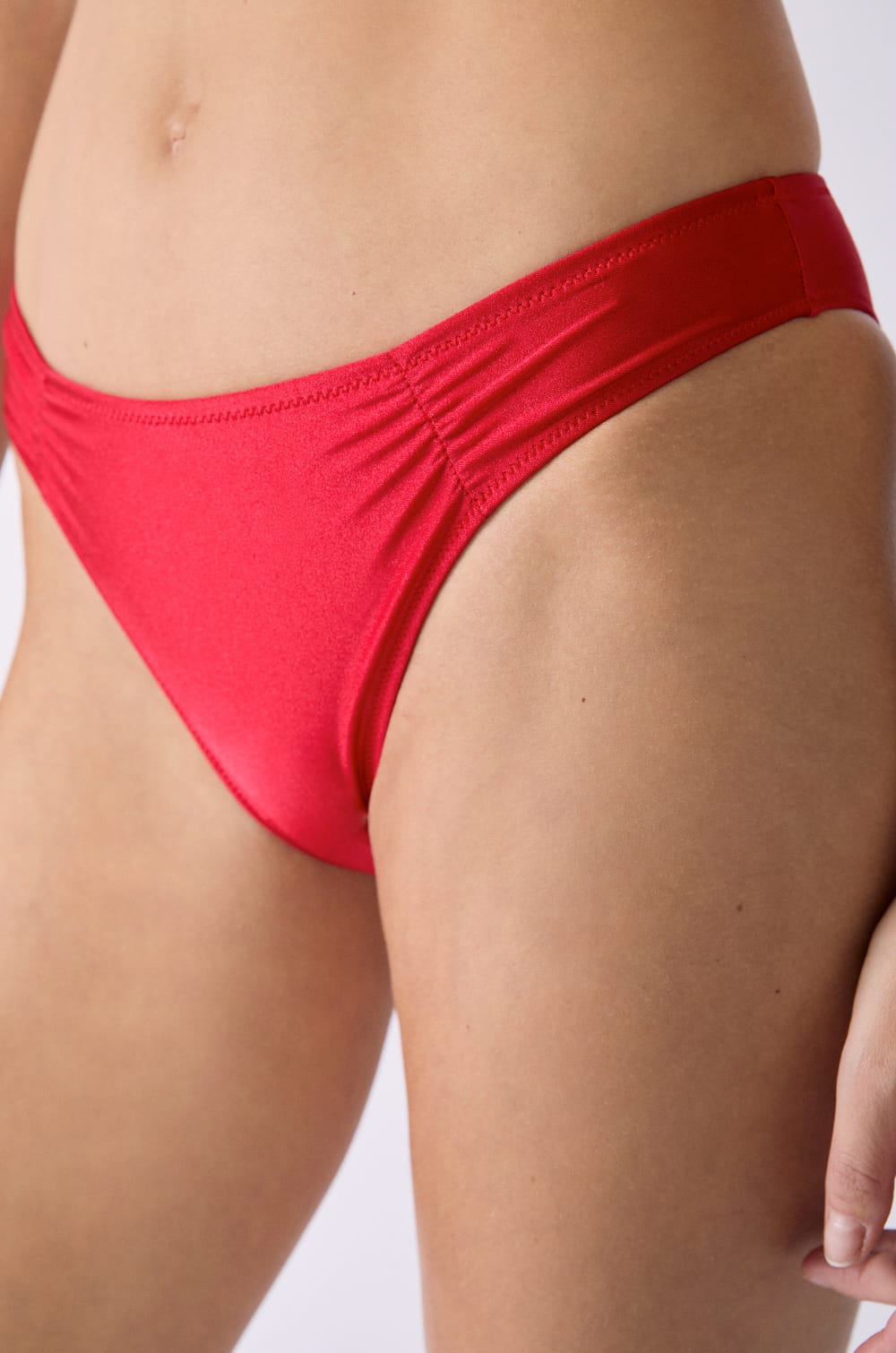 Panty brasile&ntilde;a de bikini de corte alto;${refinementColor}