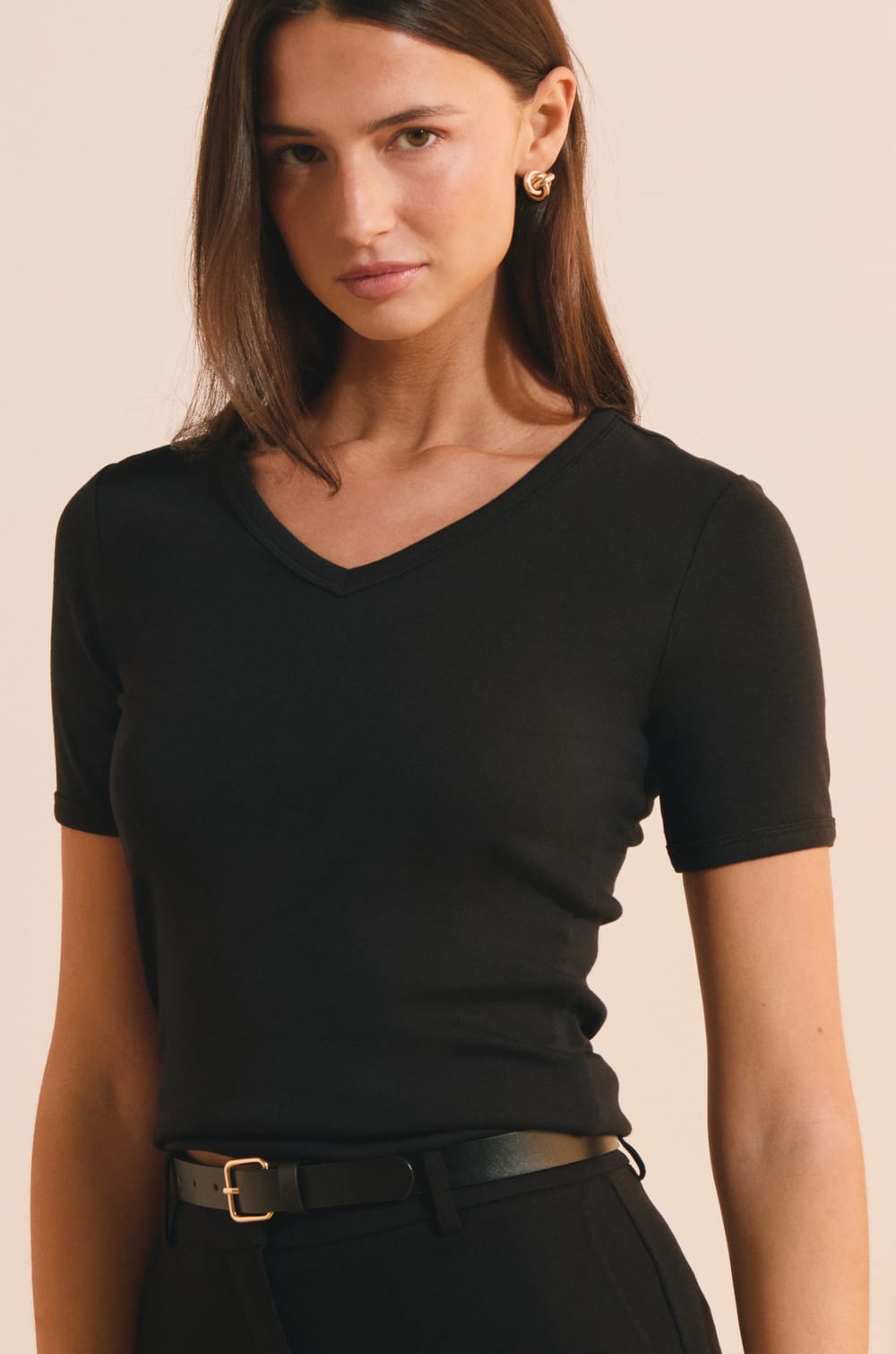 Camiseta con cuello en V y algod&oacute;n modal;${refinementColor}