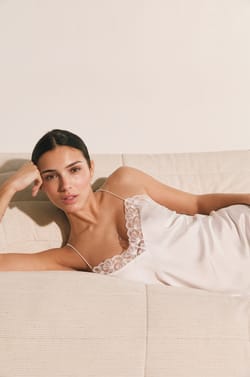 Camis&oacute;n de pijama de sat&eacute;n con detalle de encaje;${refinementColor}