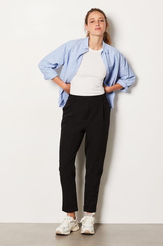 Trousers with a cigarette cut;${refinementColor}
