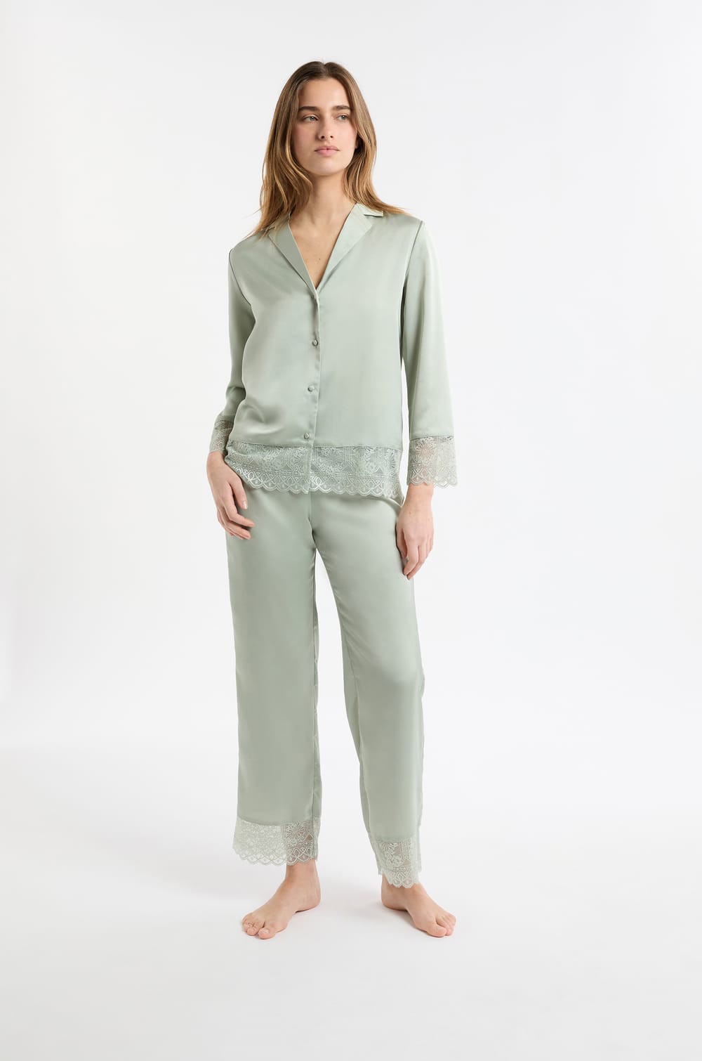 Pantalon de pyjama satin&eacute; avec d&eacute;tails dentelle;${refinementColor}