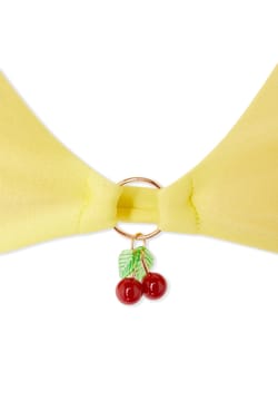 Haut de maillot de bain triangle satin&eacute; avec charm cerise;${refinementColor}