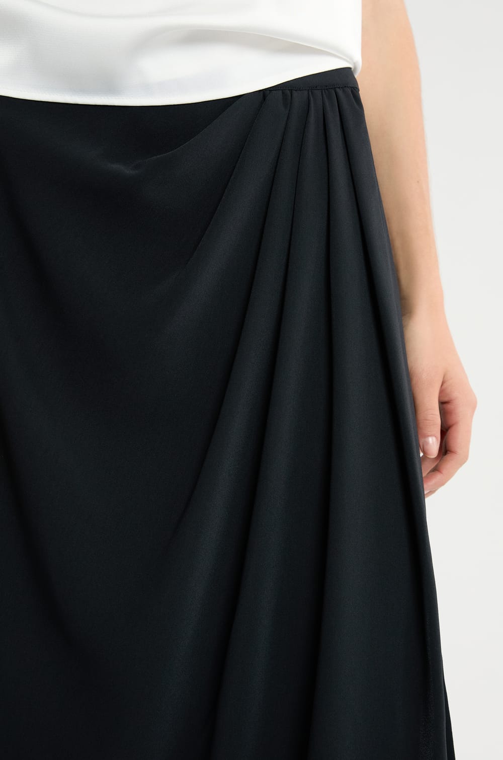 Jupe longue à détails plissés;${refinementColor}