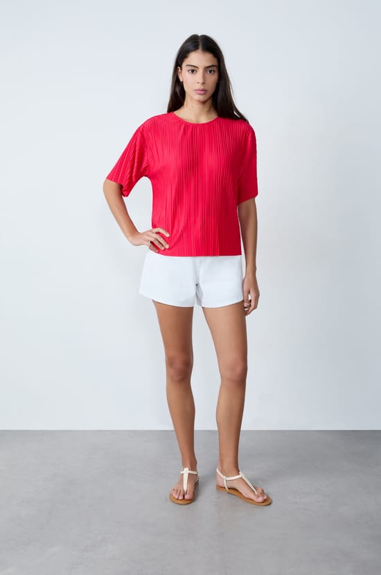 Top pliss&eacute; &agrave; manches courtes;${refinementColor}