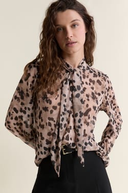 Camisa con detalle con lazada;${refinementColor}