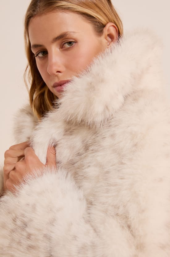 Manteau court en fausse fourrure;${refinementColor}