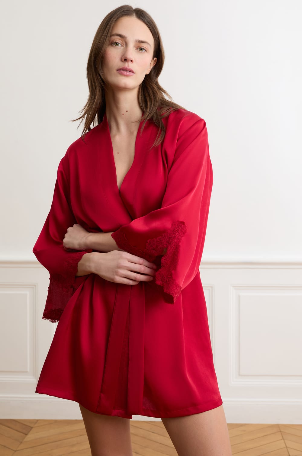 D&eacute;shabill&eacute; en satin avec d&eacute;tails dentelle;${refinementColor}