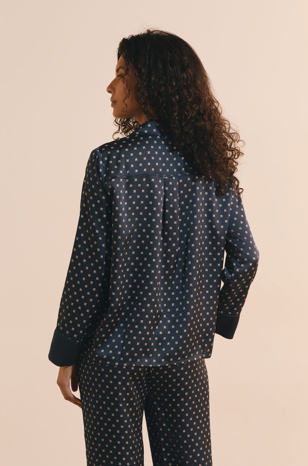 Chemise de pyjama satin&eacute;e &agrave; pois;${refinementColor}