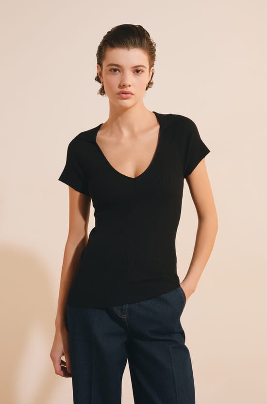 Pull manches courtes &agrave; col V;${refinementColor}