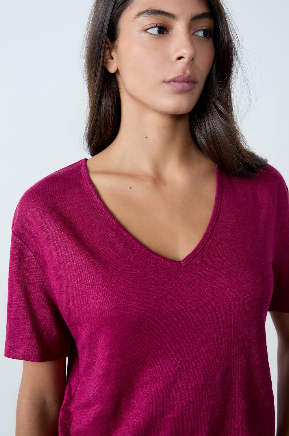Linen V-neck T-shirt;${refinementColor}