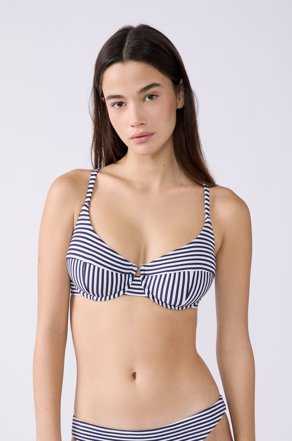 Top de bikini con copas en forma de cesta a rayas;${refinementColor}