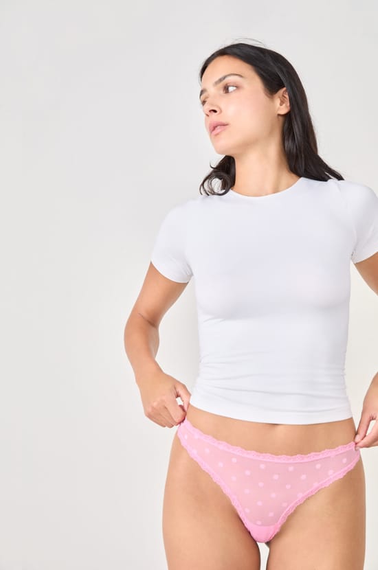 Tanga en dentelle à motifs;${refinementColor}