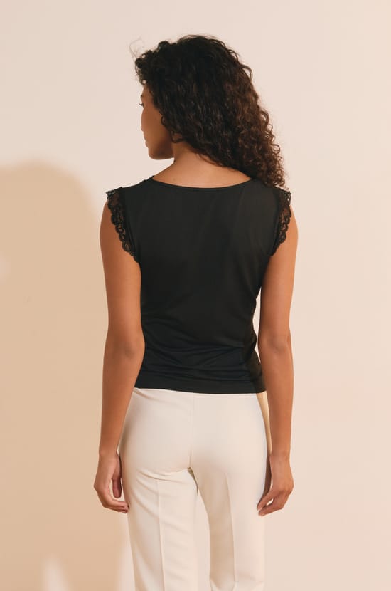 T-shirt sans manches pliss&eacute; avec d&eacute;tails dentelle;${refinementColor}