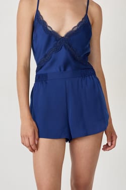 Short de pyjama en satin;${refinementColor}