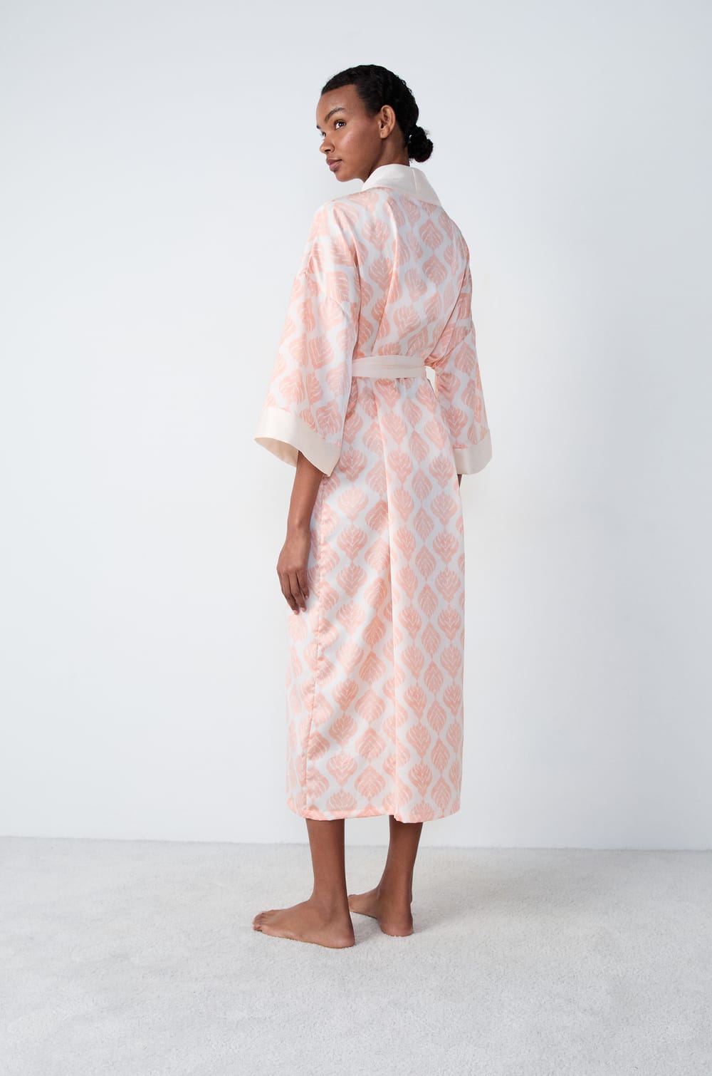 D&eacute;shabill&eacute; long satin&eacute; &agrave; motifs;${refinementColor}