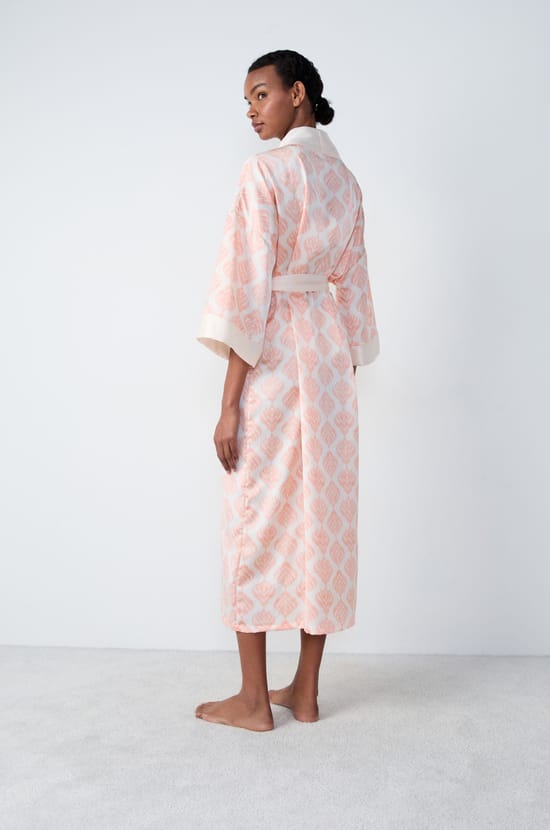 Déshabillé long satiné à motifs;${refinementColor}