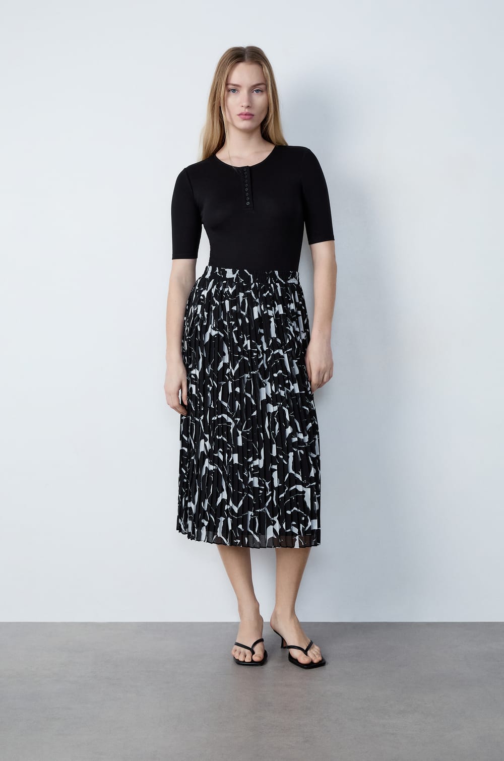 Long pleated patterned skirt;${refinementColor}