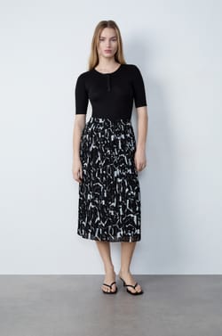 Long pleated patterned skirt;${refinementColor}