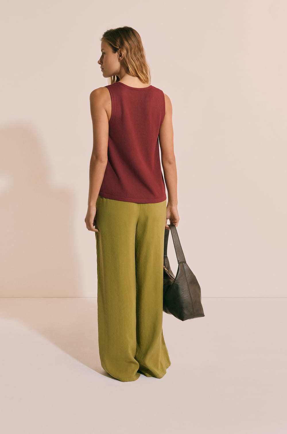 T-shirt sans manches col V;${refinementColor}