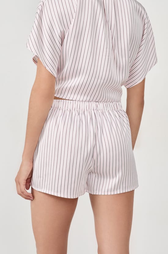 Short de pyjama satin&eacute; &agrave; rayures;${refinementColor}