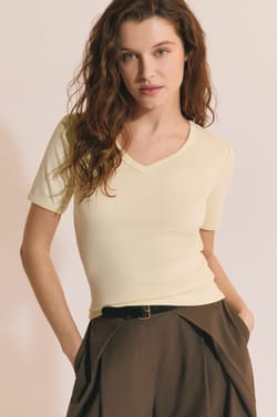 T-shirt &agrave; col V avec coton modal;${refinementColor}
