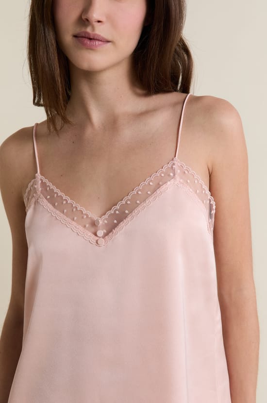 Caraco satin&eacute; avec d&eacute;tails brod&eacute;s;${refinementColor}