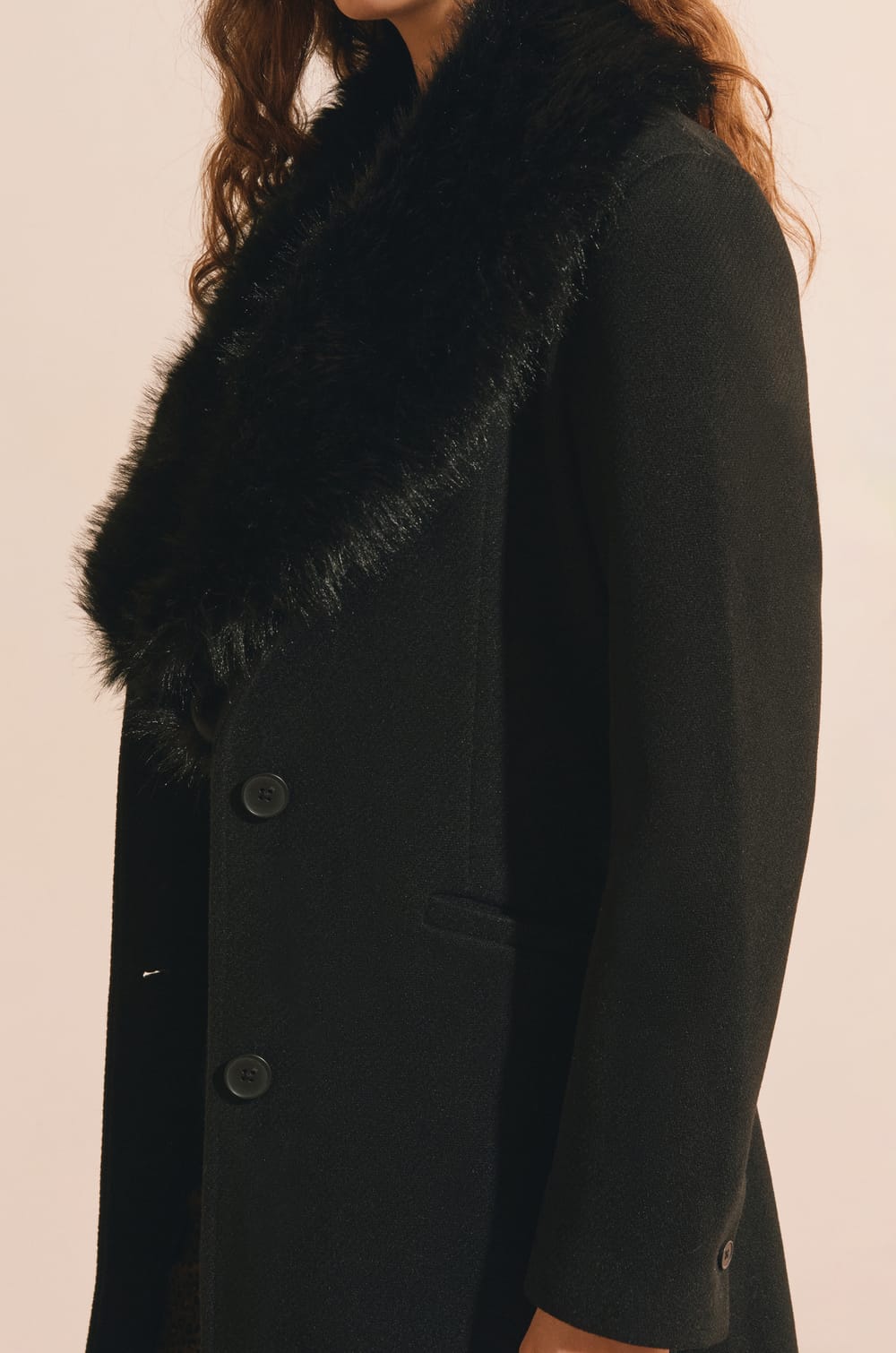 Manteau long avec col en fausse fourrure;${refinementColor}