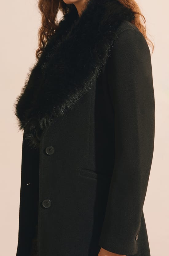 Manteau long avec col en fausse fourrure;${refinementColor}