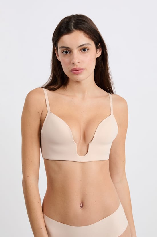 Wireless bra with lightly lined cups for special necklines;${refinementColor}
