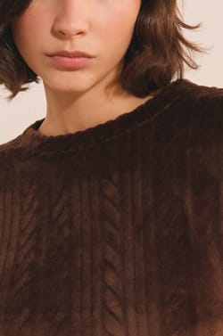 Pull col rond avec motifs tress&eacute;s;${refinementColor}