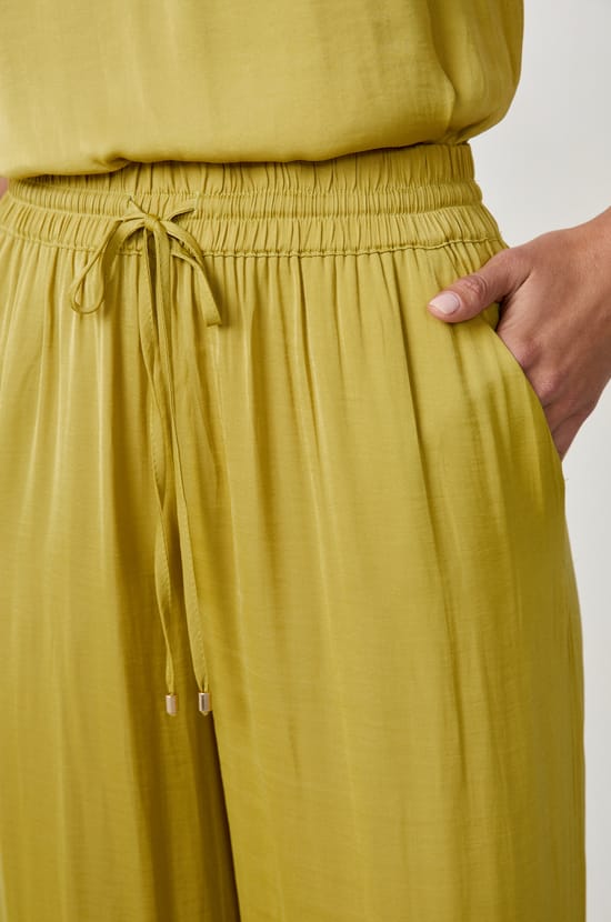 Pantalon satin&eacute; coupe large;${refinementColor}